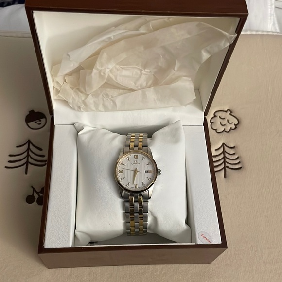 Beautiful gold and silver.  watch with storage box - Picture 1 of 5